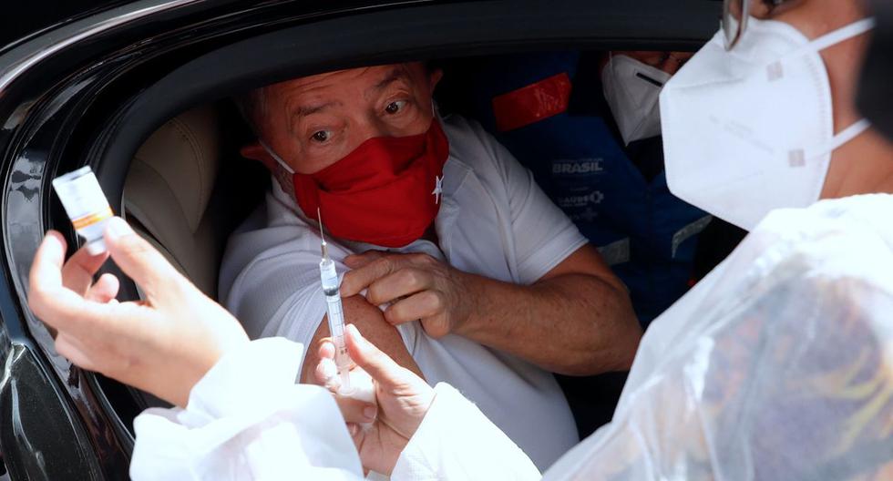 El expresidente Lula da Silva es vacunado contra el COVID-19 en un centro de autoservicio, en la alcaldía de la ciudad de São Bernardo en São Paulo (Brasil). (EFE/Fernando Bizerra).