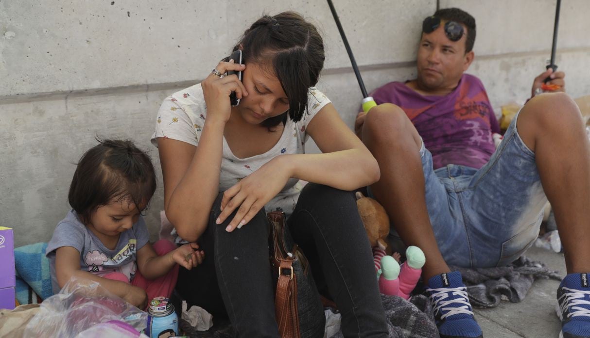 Bebé separado de su madre inmigrante la olvidó mientras estuvo en albergue. Foto: AP