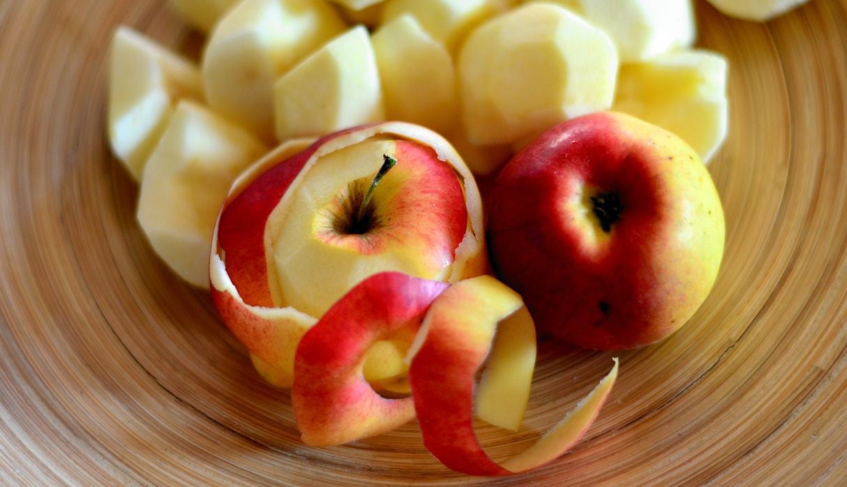 El pelar gran cantidad de manzanas puede convertirse en una experiencia agotadora, pero este hombre encontró la solución. (Foto: Pixabay)
