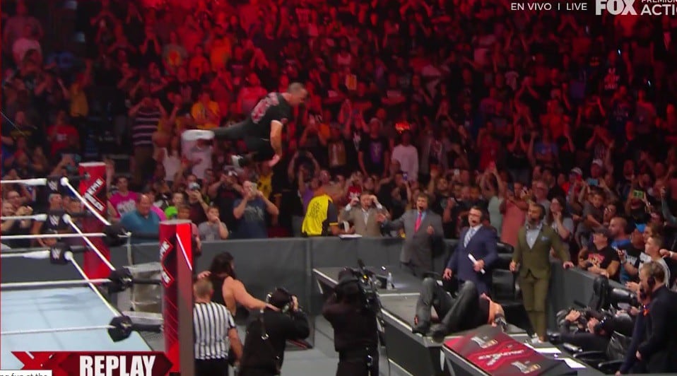 Shane McMahon realizó sus dos maniobras más peligrosas.  (WWE)