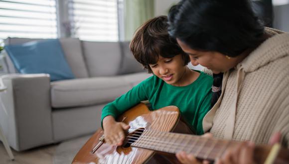 Está demostrado que la musicoterapia los ayuda a generar conexión con su entorno inmediato. Foto: Getty Images.
