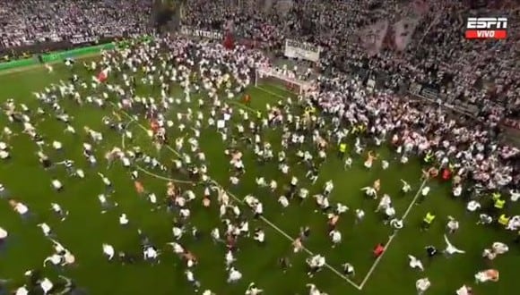 Miles de hinchas se metieron a la cancha para celebrar el pase de Frankfurt a la final. (Captura: ESPN)