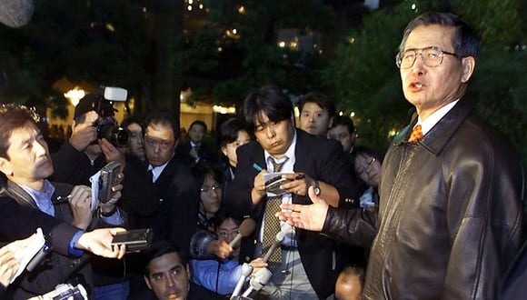 El ex presidente Alberto Fujimori, hablando con periodistas en despu&eacute;s de huir a Jap&oacute;n, tras revelarse los &quot;vladivideos&quot; y las cuentas en Suiza de Vladimiro Montesinos. Tiempo despu&eacute;s, anunci&oacute; su renuncia a la presid