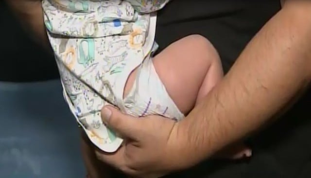 Padres denuncian que en clínica le quemaron el pie a su bebé recién nacido. Foto: Captura de América Noticias