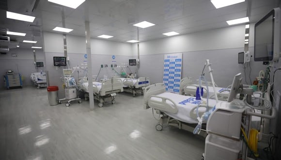 Fiorella Molinelli supervisó implementación de 21 nuevas camas para pacientes críticos con las cuales el Seguro Social alcanza 1,335 camas UCI  durante la pandemia. Foto: Britanie Arroyo/photo.gec