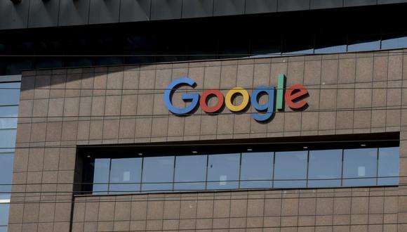 El logotipo de Google se muestra en el edificio de oficinas de Google India en Hyderabad el 28 de enero de 2022. (Foto de Noah SEELAM / AFP)