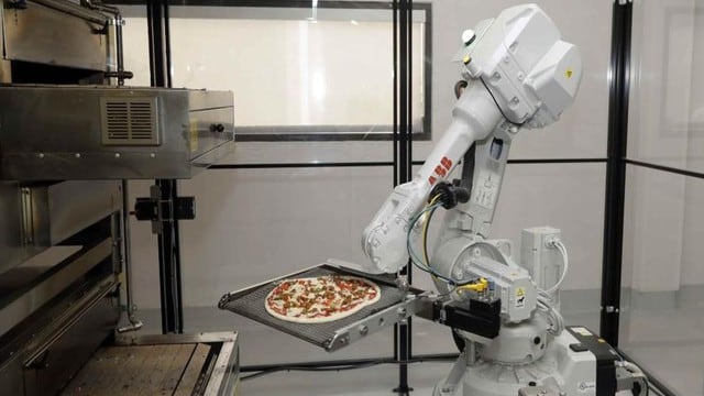 La empresa se llama Zume Pizza y cuenta con máquinas especiales que preparan la pizza dentro de una carro mientras que realizan un delivery.