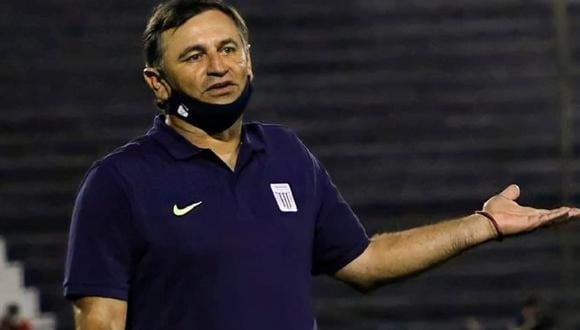 Carlos Bustos se quejó de los errores arbitrales contra Alianza Lima. Foto: Liga 1.
