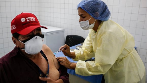 Este lunes también comenzará la vacunación para los mayores de 12 años, pero todavía no detallaron qué fármaco se les aplicará. (Foto: Pedro Rances Mattey / AFP)