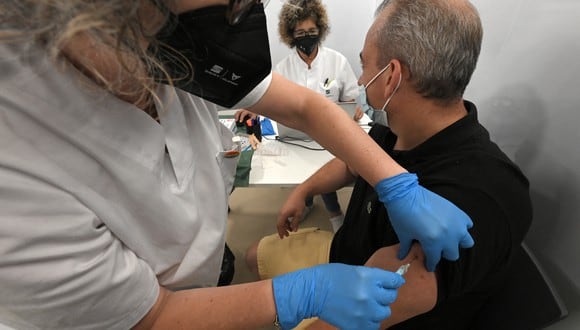 Una persona recibe una dosis de la vacuna contra el Covid-19 en un camión de vacunación en el Arco del Triunfo en Barcelona. (Foto: LLUIS GENE / AFP)