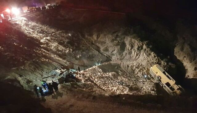 Al menos 13 muertos tras accidente entre bus interprovincial y camión que cayeron a barranco de 50 metros