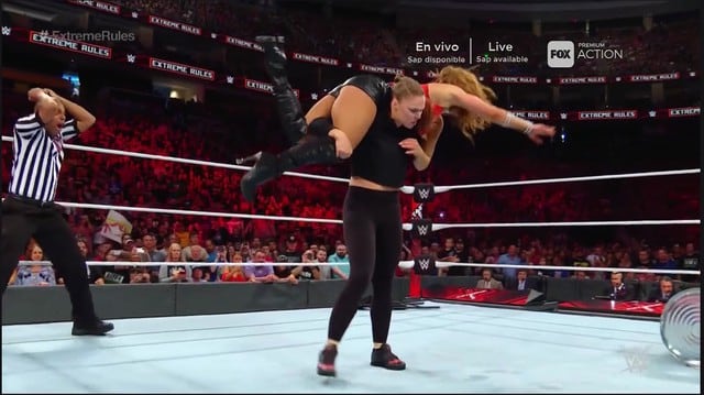 Ronda Rousey demostró su poder en Extreme Rules. (Captura WWE)