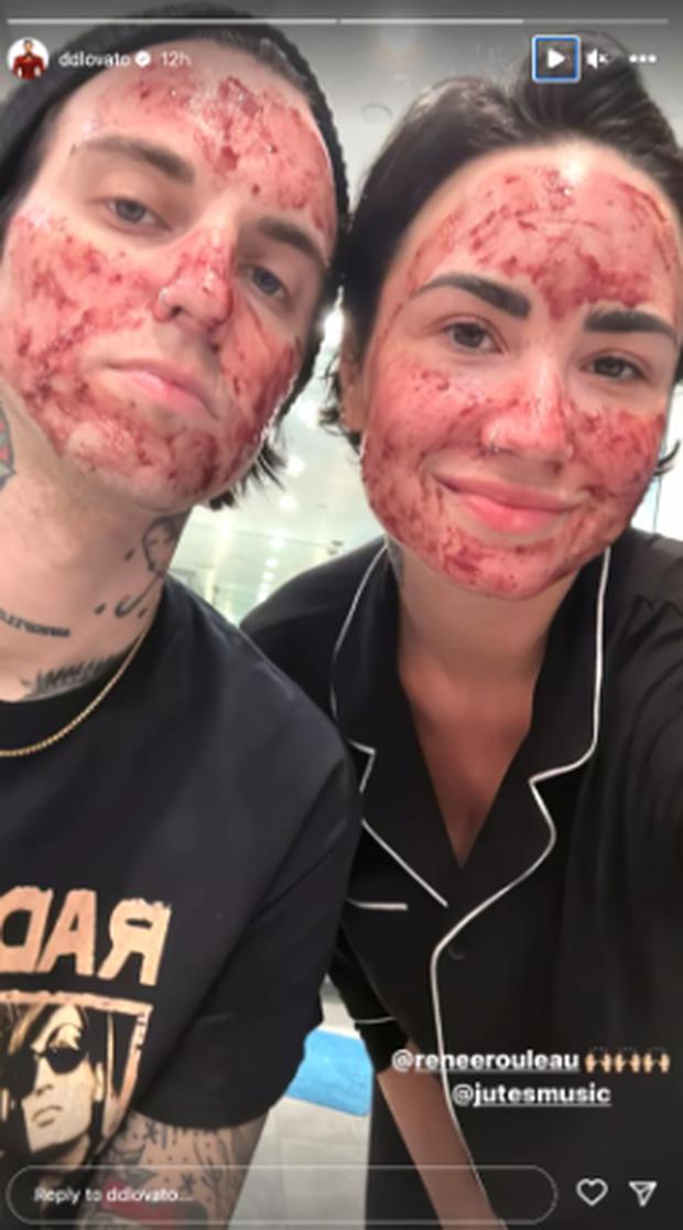 The singer appeared with her boyfriend Jutes wearing a face mask.  (Photo: @ddlovato)
