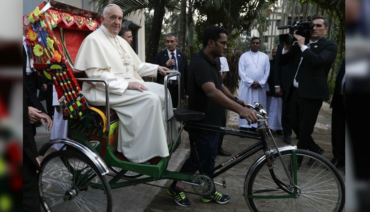 Papa Francisco cambió su ‘papamóvil’ por un colorido ‘paparickshaw’ en Bangladesh. (Fotos: AP)