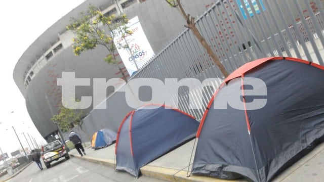 Policía desalojó a las personas que esta madrugada empezaron a acampar para comprar las entradas del Perú vs. Colombia.