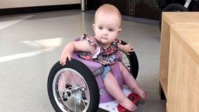 La peque Evelyn Moore tiene 13 meses y anda en silla de ruedas.