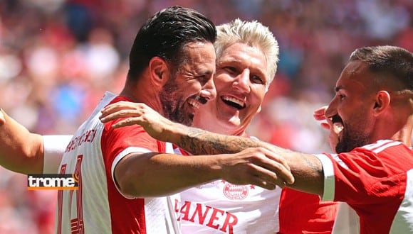 Claudio Pizarro festeja su nominación a once ideal de la Bundesliga  (Foto: Reuters)