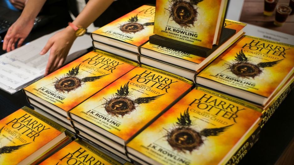 La locura por el nuevo libro de Harry Potter se desata en las librerías británicas.