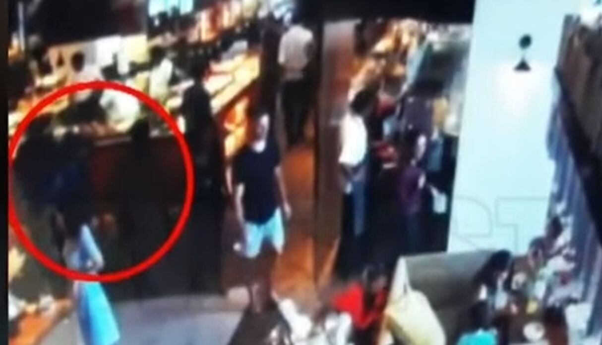 El preciso momento en que un terrorista de ISIS puso la bomba en un hotel de Sri Lanka. (Capturas: YouTube)