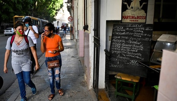 Bajo estrictas medidas reabrieron hace dos semanas los restaurantes y bares en 8 de las 15 provincias de Cuba, cerrados desde enero por el coronavirus. (Foto:  YAMIL LAGE / AFP)