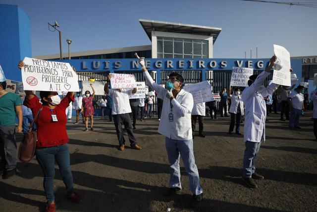 Grupo de médicos acompañado por personal de salud de diversas áreas protestó esta mañana en el frontis del hospital Luis Negreiros Vega de EsSalud, en el Callao, para exigir equipos de protección personal. (Foto: Diana Marcelo/GEC)