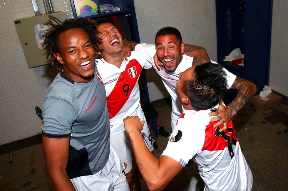 André Carrillo se encargó de avivar el festejo tras la clasificación de Perú  a semifinales (Foto: @SeleccionPeru)