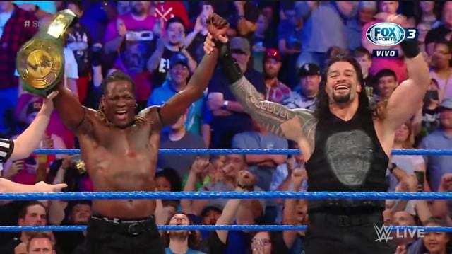 Roman Reigns y R-Truth vencieron a Elías y Drew McIntyre. (Captura Fox Sports 3)