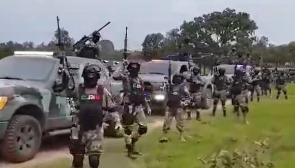 México: Cártel Jalisco Nueva Generación muestra poderoso comando paramilitar equipado con vehículos blindados y armas de guerra. (Captura de video).