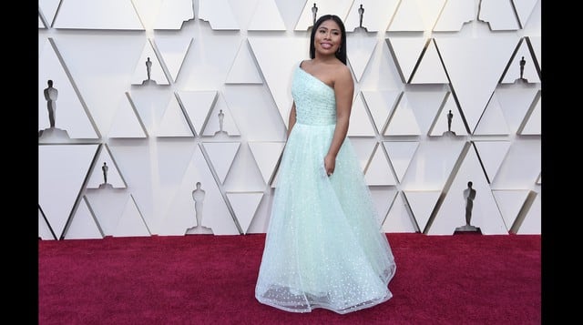 Yalitza Aparicio desfiló por la alfombra roja de los Oscar 2019 e impactó con su sencillez y elegancia.