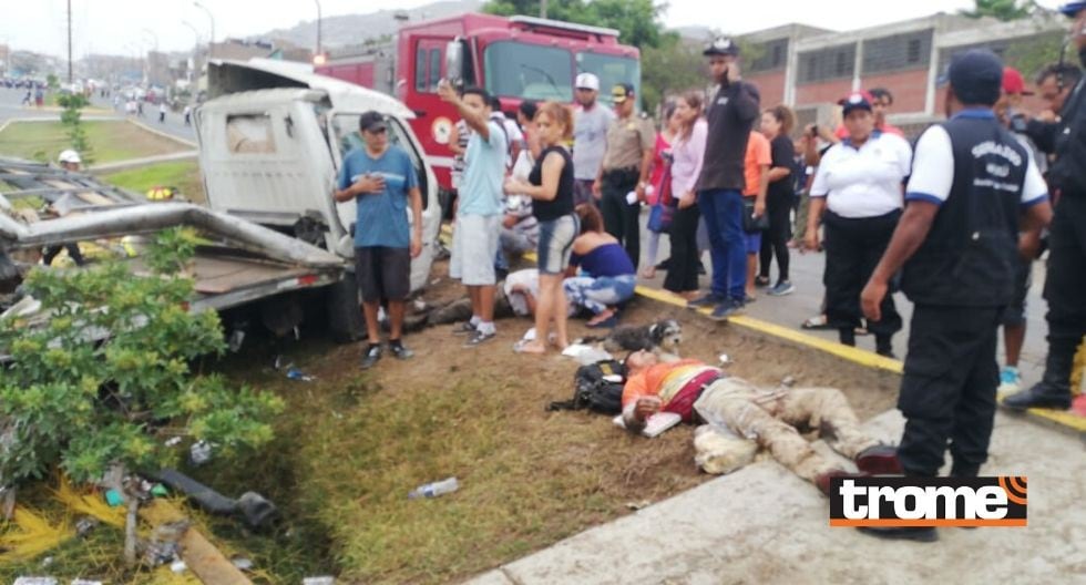 Despiste y choque de camión contra mototaxi en Ventanilla habría dejado un muerto y varios heridos.