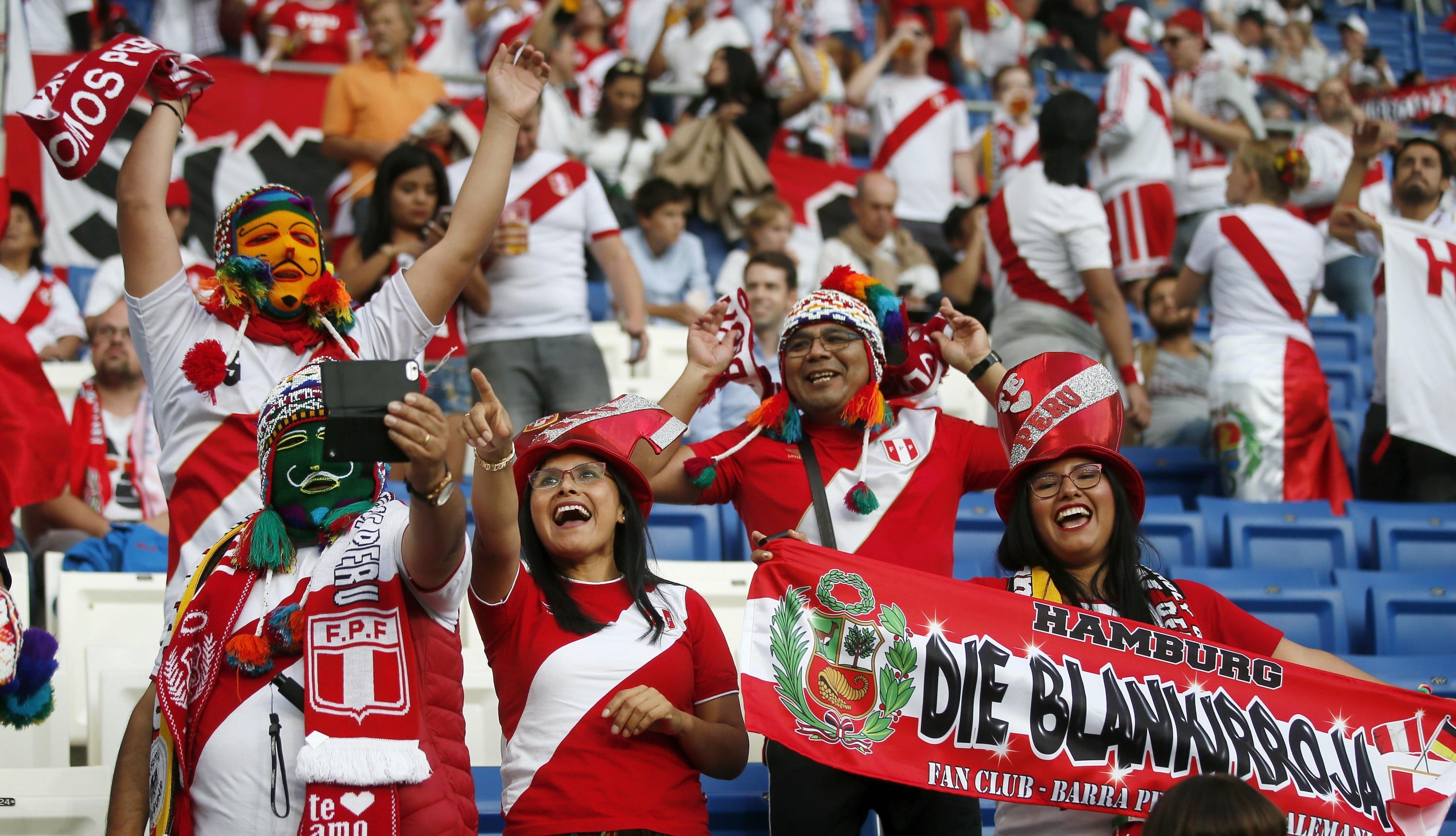 Hinchas le dieron color a amistoso entre Perú y Alemania
