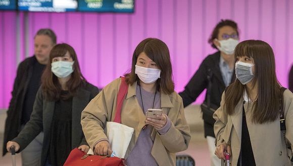 Pasajeros en aeropuerto de Los Angeles se protegen contra contagio de coronavirus. (Foto: AFP)