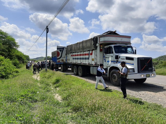 Tumbes. Venezolanos ilegales viajaban ocultos en este camión. (PNP)