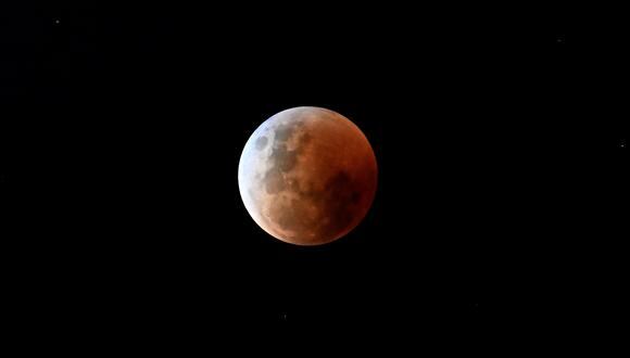 La luna de sangre se ve durante un eclipse lunar total en Sídney el 8 de noviembre de 2022. (Foto de Saeed KHAN / AFP)