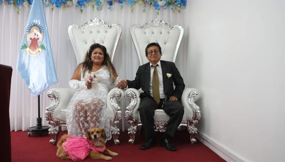 La  pareja llegó a la sede de la comuna chalaca con una invitada especial su perrita, a la que vistieron de gala para que sea testigo de su boda.