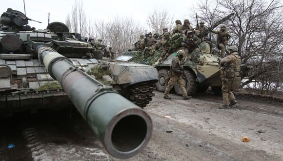 Soldados ucranianos preparados para repelar cualquier ataque ruso. Ucrania ha denunciado que Rusia usa armas de destrucción masiva en su territorio (Foto: Anatolii Stepanov / AFP)