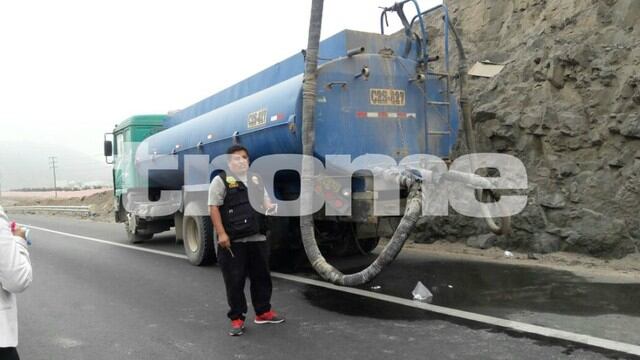 Choque entre auto y camión cisterna en la Panamericana Sur deja dos muertos.