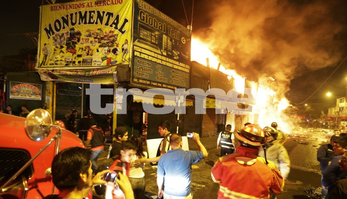 Incendio redujo a cenizas el Mercado Monumental de Puente Piedra. (Fotos: Trome/ José Caja)