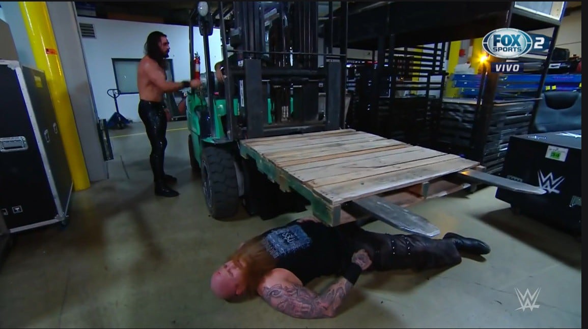 Seth Rollins tuvo en Erick Rowan a un duro rival. (Captura FOX Sports 2)