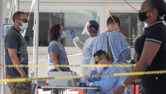 Imagen referencial. Una mujer recibe el servicio de pruebas de detección de coronavirus en el Centro de Convenciones de Miami Beach, Florida (Estados Unidos). (EFE/EPA/CRISTOBAL HERRERA-ULASHKEVICH).