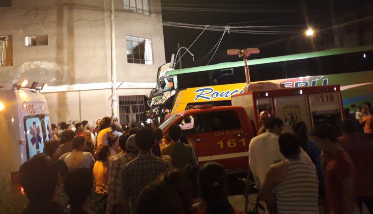San Martín de Porres: Bus interprovincial se estrella contra vivienda y deja 15 heridos. (Foto: @SamyH1982 en Twitter/Captura de TV)