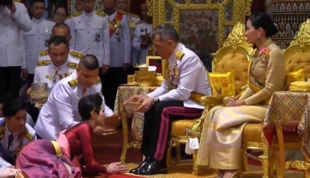 Rey de Tailandia se comprometió con su amante frente a su esposa. (Capturas: YouTube)