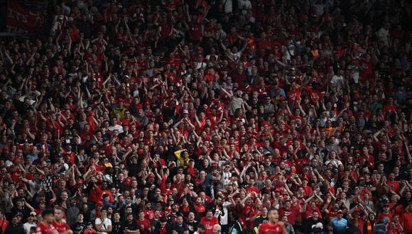 Los seguidores del Liverpool animan durante el partido de fútbol final de la Liga de Campeones de la UEFA entre el Liverpool y el Real Madrid en el Stade de France en Saint-Denis, al norte de París, el 28 de mayo de 2022. (Foto de Anne-Christine POUJOULAT / AFP)