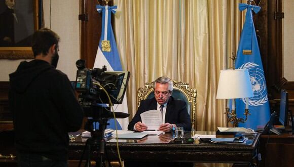Imagen del folleto difundido por la oficina de prensa de la Presidencia de Argentina que muestra al presidente Alberto Fernández durante su discurso en la Asamblea General de la ONU, en la Casa Rosada, en Buenos Aires. (AFP).