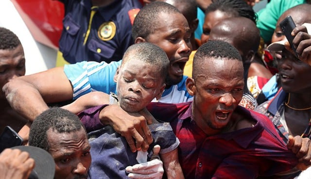 Colegio de primaria se derrumbó y sepultó a más de 100 niños en Nigeria. Foto: Reuters