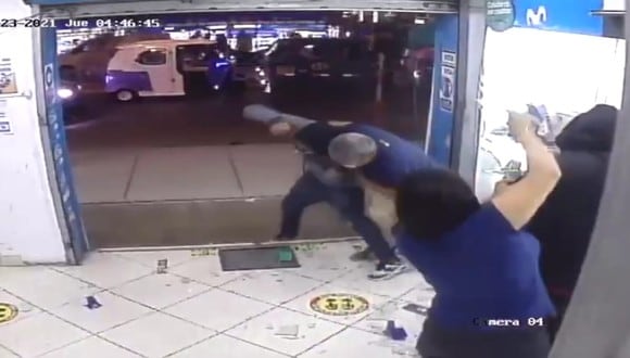 Momento en que la trabajadora ataca con su celular al delincuente que tenía la mochila. | Reproducción de vídeo