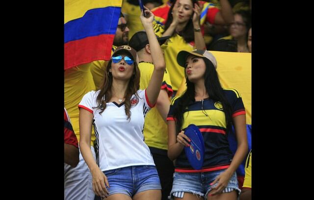 Hinchas colombianos ponen el color y la belleza en el partido por Eliminatorias Rusia 2018.