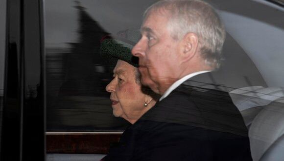 La reina Isabel II de Gran Bretaña (izquierda) y el príncipe Andrés, duque de York, salen en automóvil después de asistir a un servicio de acción de gracias para el príncipe Felipe, duque de Edimburgo, en la Abadía de Westminster en el centro de Londres. (Foto: JUSTIN TALLIS / AFP)