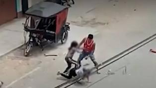 Chimbote: ¡INDIGNANTE! Graban a mototaxista golpeando a su pareja y su hija en la calle, pero lo dejan libre
