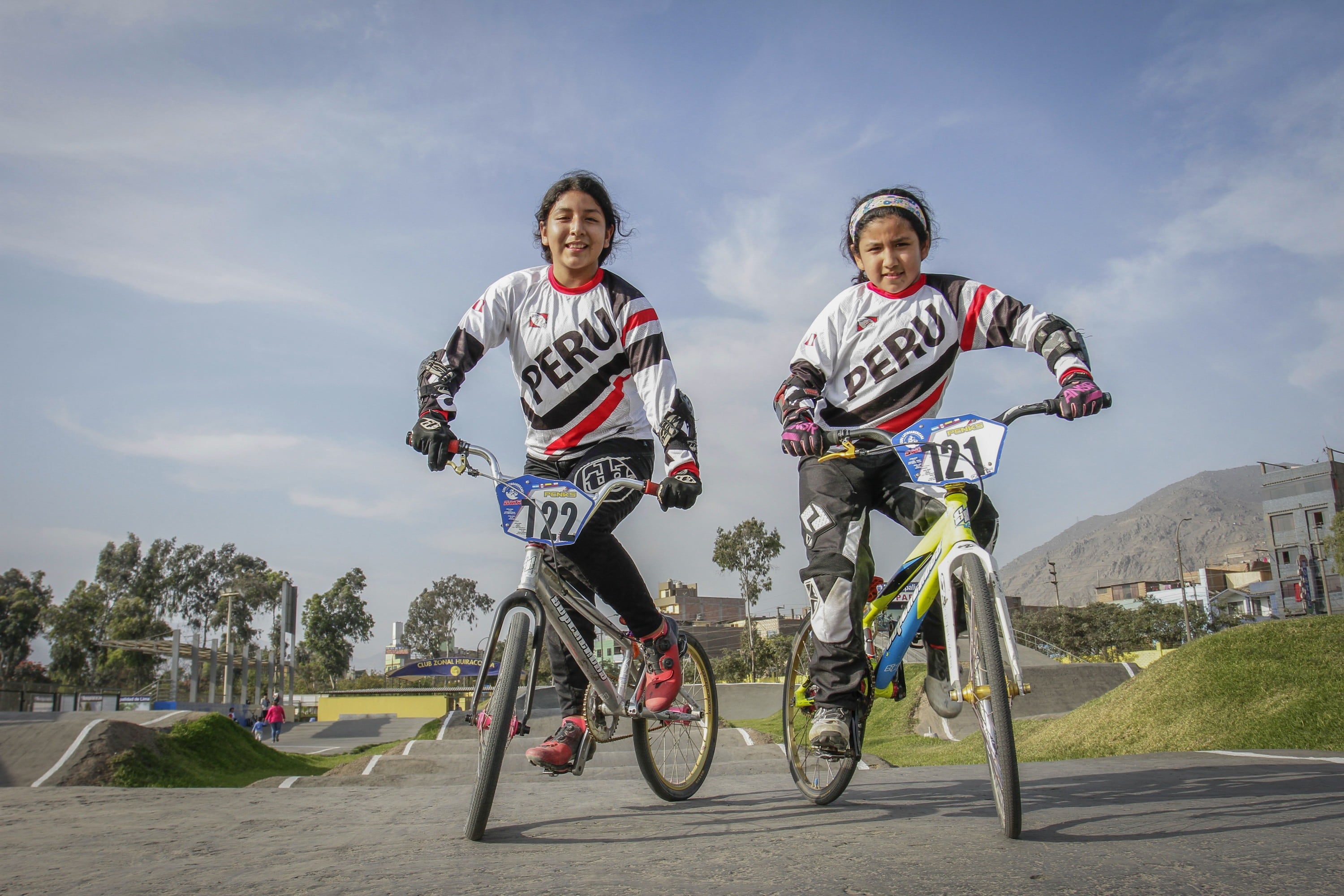 Ambas practican bicicross y se preparan para participar en importantes torneos en Chile y Rusia.